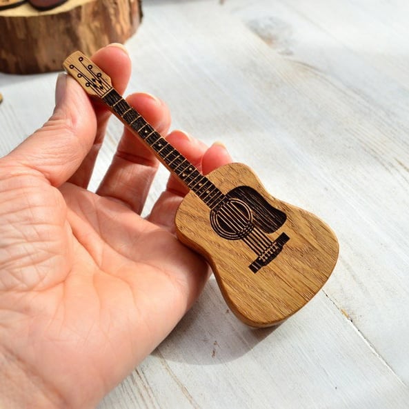 🎁Mini Cute Edition Wooden Guitar Plectrum Case🎸