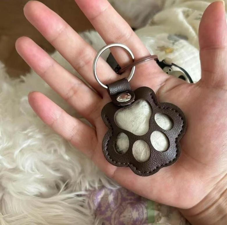🔥LAST DAY 49% OFF - 🐾Pet Paw Shaped Leather Keychain